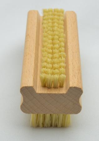 Handwaschbürste und Nagelbürste Buchenholz naturbelassen mit Griffmulden. 6 und 4 Reihen helle harte Naturborsten.